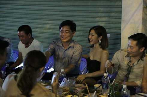 Hương Tràm diện đồ sexy, vui vẻ cười đùa bên bố mẹ.