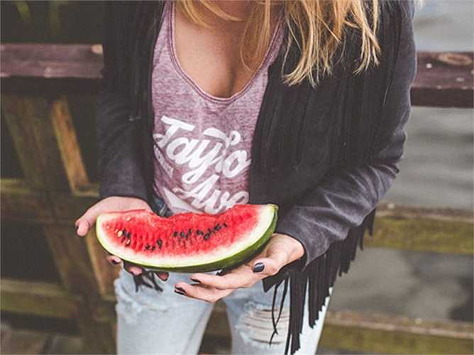 Dưa hấu có chứa rất nhiều nước và chất dinh dưỡng khác như vitamin A, C & D. Khi các vitamin này được tiêu thụ ở dạng hoa quả hoặc ở dạng nước ép, nó có tác dụng làm cho bạn cảm thấy no. Do đó, bạn sẽ không thể ăn nhiều thực phẩm khác chứa nhiều calo.