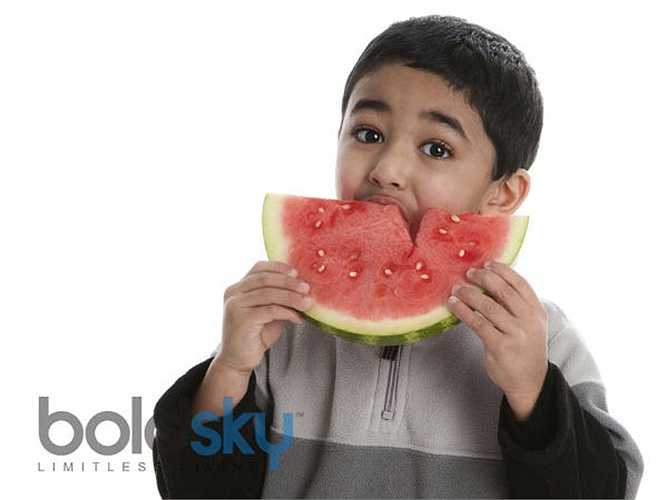 Loại trái cây có chứa nhiều nước nhất: Trong dưa hấu có chứa 90% là nước. Nước có trong dưa hấu giúp thải độc tố ra khỏi cơ thể cũng như hỗ trợ trong việc giúp bạn no bụng và do đó bạn sẽ không phải ăn thức ăn vặt khác. 