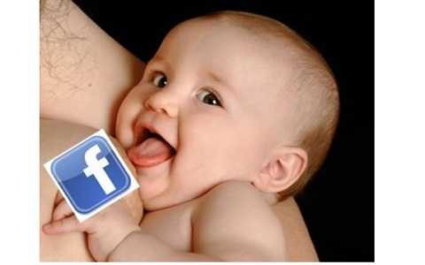 Hàng nghìn người mẹ đã đăng tải lên trang cá nhân hoặc thay đổi hình đại diện ảnh cho con bú để phản đối sự cấm đoán của facebook.