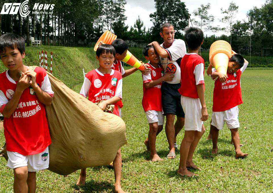HLV Guillaume Greachen cùng lứa Công Phượng, Tuấn Anh trước kia (ảnh: Quang Minh)