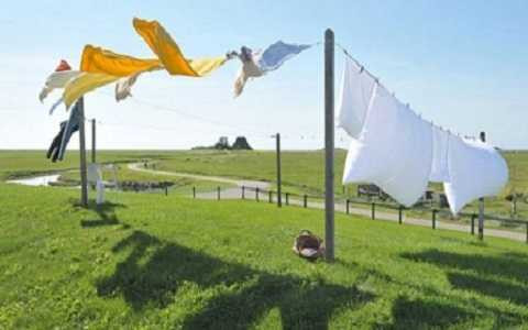 Các nhà nghiên cứu đang nghiên cứu phát triển một loại quần áo có thể tự trở nên sạch sẽ mà không cần giặt giữ, chỉ cần mang ra ánh sáng. Các nhà nghiên cứu đang nghiên cứu phát triển một loại quần áo có thể tự trở nên sạch sẽ mà không cần giặt giữ, chỉ cần mang ra ánh sáng.