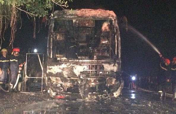 Chiếc xe khách bị thiêu rụi còn lại bộ khung