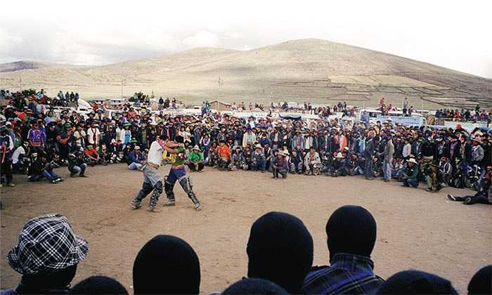 Tuy nhiên, trọng tài hoặc những người uy tín sẽ giám sát chặt chẽ trận đấu, để không xảy ra án mạng. Khi một người đã ngã xuống, thì cuộc đụng độ phải dừng lại.