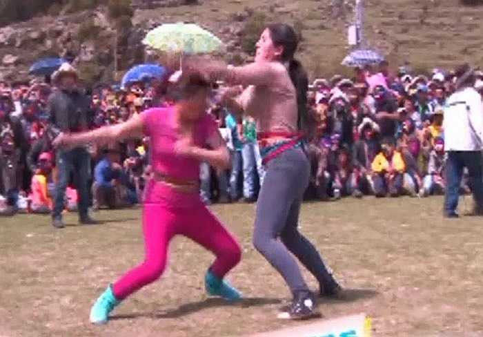 Các đấu thủ không đeo găng tay, áo giáp, mà chỉ quấn tấm khăn nhỏ có họa tiết truyền thống của địa phương.