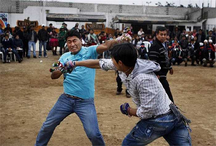 Vùng đất nằm sâu trong dãy Andes này chỉ có 3 sĩ quan cảnh sát, nhưng gần như không có việc làm. Tòa án cũng không có, bởi thay vì đưa nhau ra tòa, cư dân giải quyết bằng nắm đấm vào dịp cuối năm.