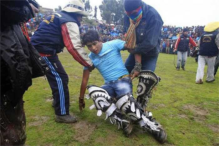 Màn đánh nhau diễn ra vào thời điểm kết thúc lễ hội. Khi đó, đàn ông, đàn bà lao vào đánh nhau nhằm giải quyết mọi hiềm khích năm cũ, đón năm mới vui vẻ.