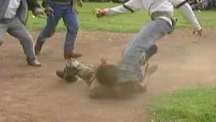 Sàn đấu thường là các sân cỏ, bãi cát rộng rãi của địa phương. Mọi người sẽ quây quần quanh sân để xem màn đánh lộn.