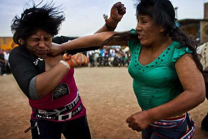 Mục đích của màn đấu tay chân này là để giải quyết những tranh chấp, mâu thuẫn của năm cũ. Không giải quyết được bằng tranh chấp dân sự, hòa giải, thì họ chọn cách giải quyết bằng nắm đấm.