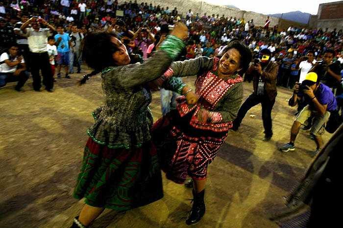 Trận đánh nhau diễn ra một cách thực sự, đổ máu, chứ không phải biểu diễn. Họ chỉ dừng lại khi máu đổ, khi bị đo ván, hoặc khi mọi người xông vào can ngăn.