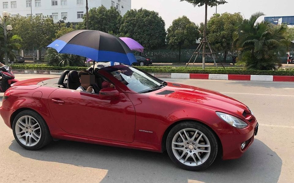 Đi xe mui trần và che ô: Phiền toái, kỳ cục