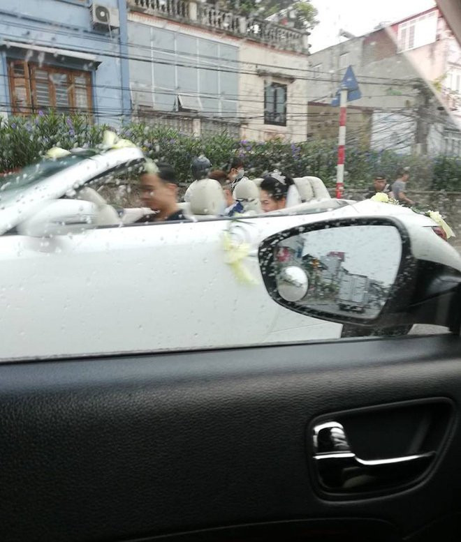 Đi xe mui trần và che ô: Phiền toái, kỳ cục