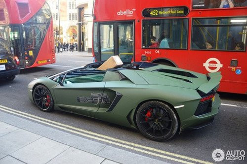 Đi xe mui trần và che ô: Phiền toái, kỳ cục