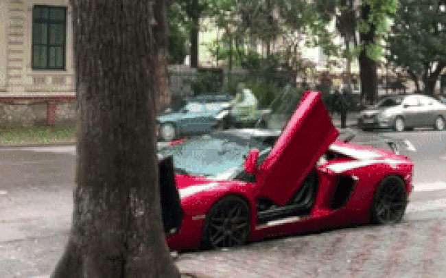 Đi xe mui trần và che ô: Phiền toái, kỳ cục