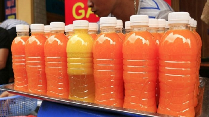 Ngày nắng rát đầu tiên: Vạn chai nước ép siêu rẻ tràn vỉa hè Hà Nội