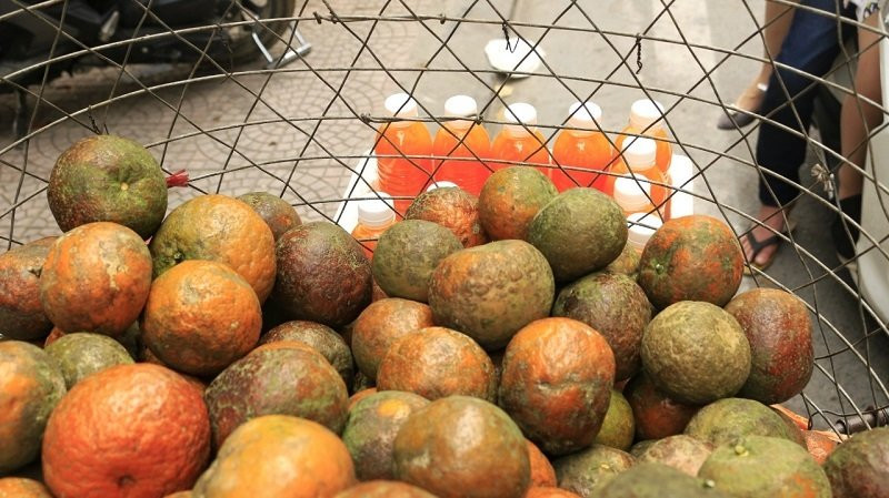 Ngày nắng rát đầu tiên: Vạn chai nước ép siêu rẻ tràn vỉa hè Hà Nội