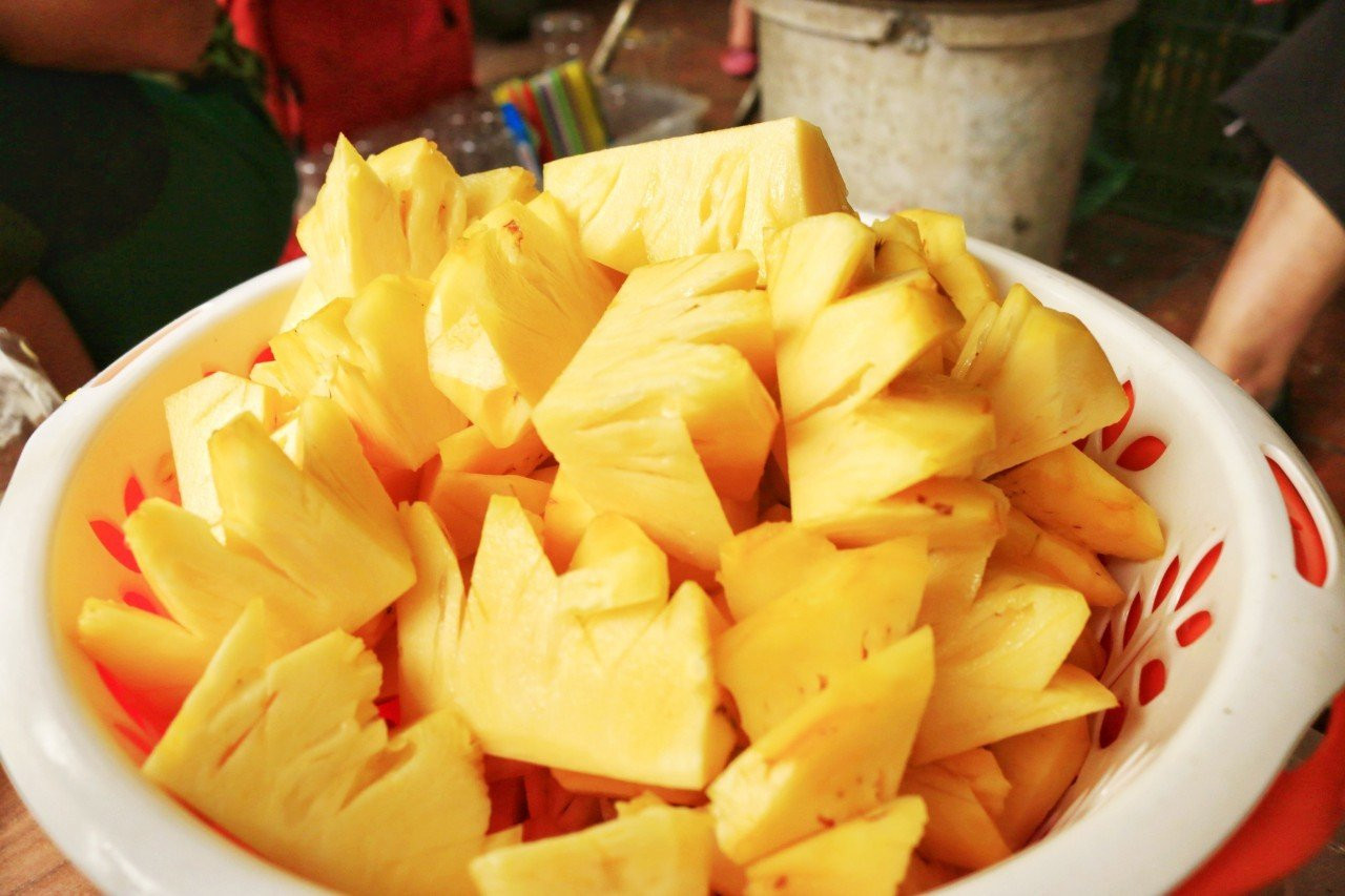 Ngày nắng rát đầu tiên: Vạn chai nước ép siêu rẻ tràn vỉa hè Hà Nội