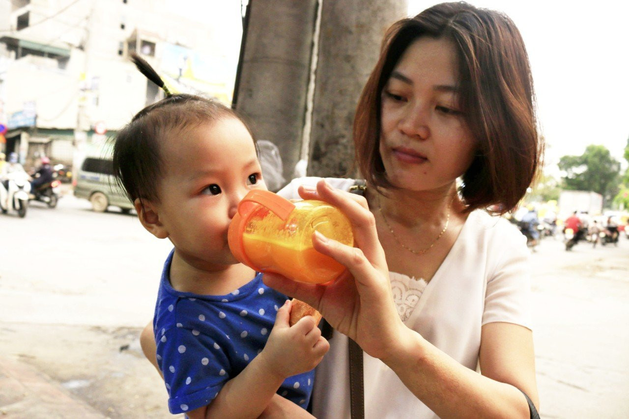 Ngày nắng rát đầu tiên: Vạn chai nước ép siêu rẻ tràn vỉa hè Hà Nội