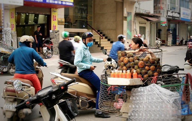 Ngày nắng rát đầu tiên: Vạn chai nước ép siêu rẻ tràn vỉa hè Hà Nội