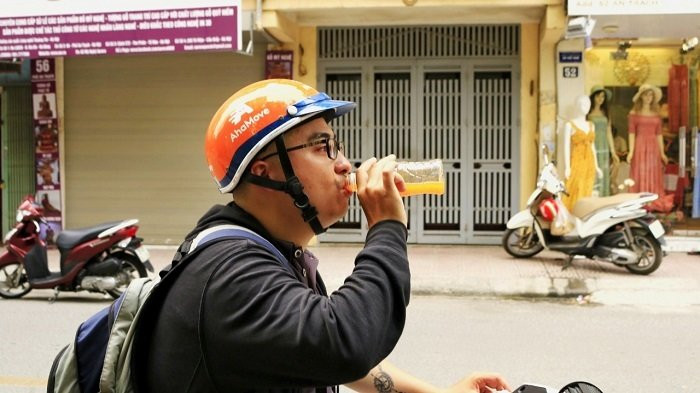 Ngày nắng rát đầu tiên: Vạn chai nước ép siêu rẻ tràn vỉa hè Hà Nội