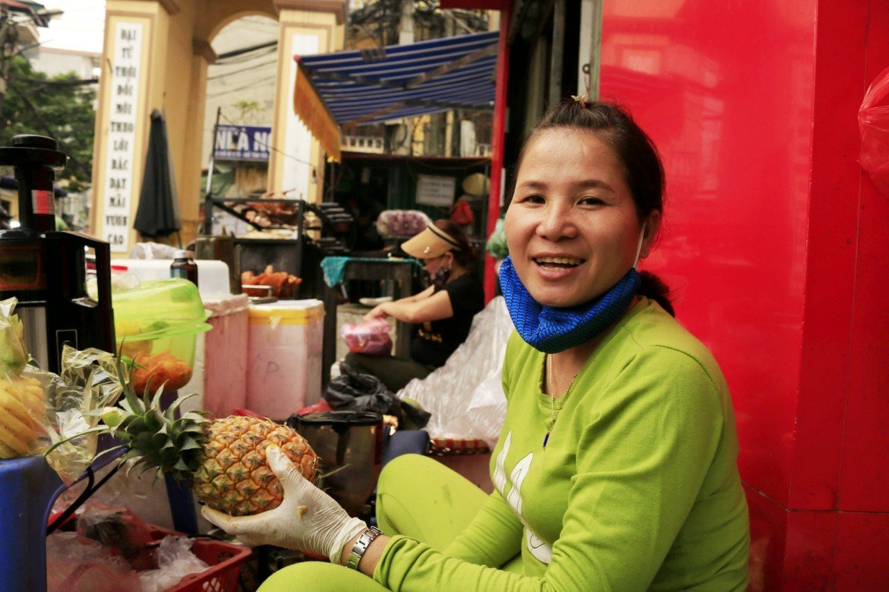 Ngày nắng rát đầu tiên: Vạn chai nước ép siêu rẻ tràn vỉa hè Hà Nội
