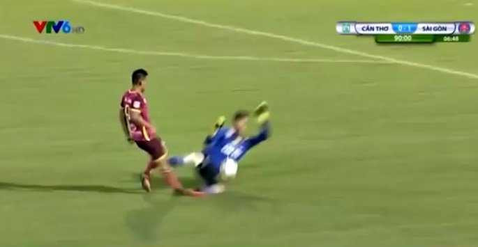 146935075588794-pha-vao-bong-da-man-cua-buu-ngoc