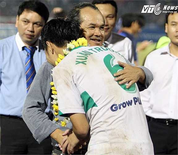 bau-duc-thot-tim-khi-bi-u19-hat-len-troi-14