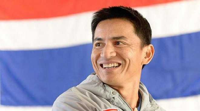 HLV-Kiatisuk-cua-Thai-Lan-mo-vo-dich-Asian-Cup-6601