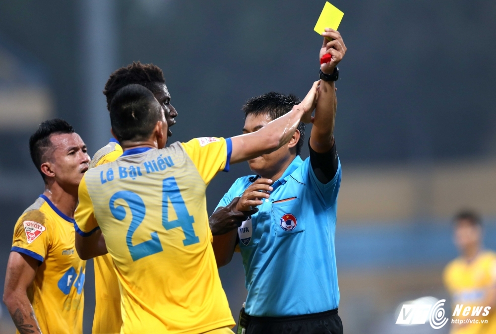 19 NQM - Cau thu Thanh Hoa nhan the vang 02