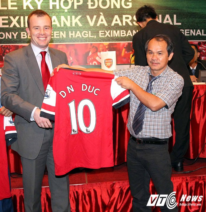 09QM - ARSENAL FC tang ao Ong D N Duc 01