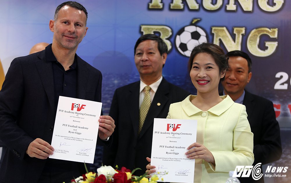 Giggs hop bao (1)