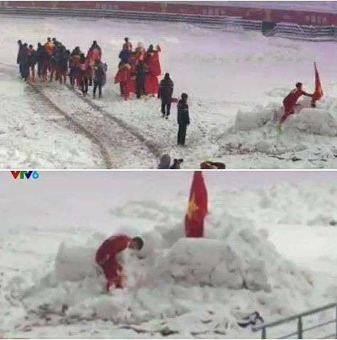 Duy Manh cui chao Quoc ky