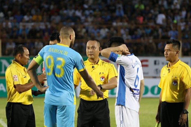 trong-tai-v-league-da-be-noi-com-cua-nhau-co-nen-khong-1