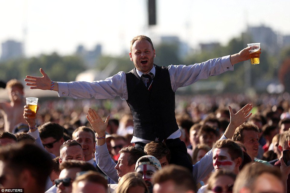 4E21BA2A00000578-5943185-image-a-132_1531330536396 7