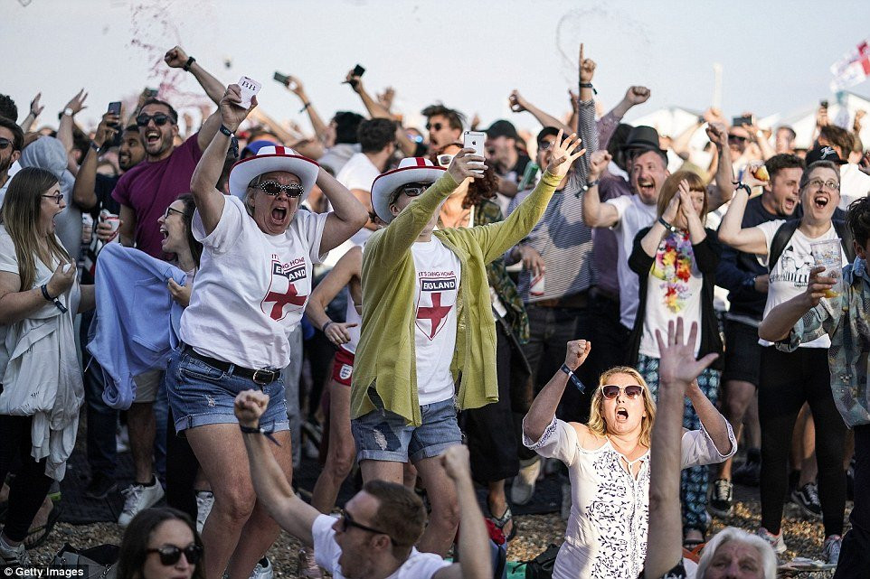 4E224E6C00000578-5941087-image-a-4_1531336089115 15