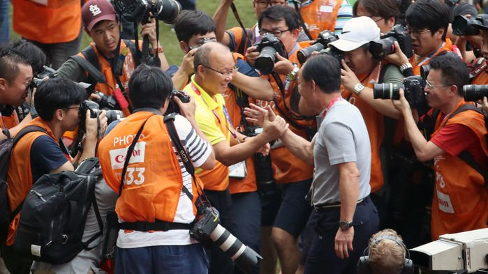 bat-ngo-nhung-khoan-tien-ngoai-luong-cua-hlv-park-hang-seo 3