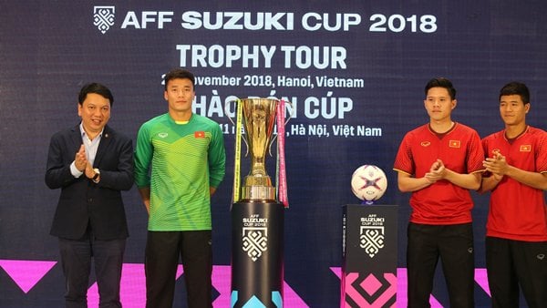 Cac-cau-thu-chup-anh-voi-cup (1)