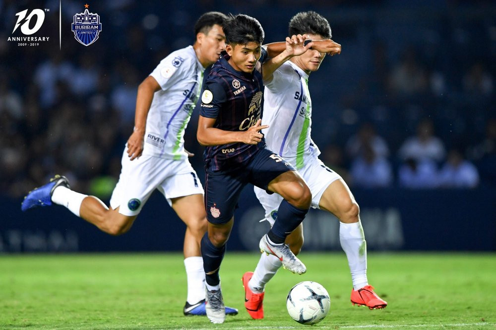 Yetuk ayol etuk ayolning eshagini yalaydi