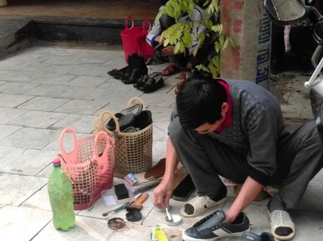 Nghề đánh giày cũng bội thu