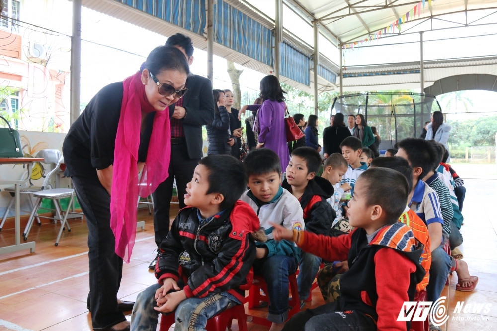 2-Ca sy Khanh Ly hoi tham