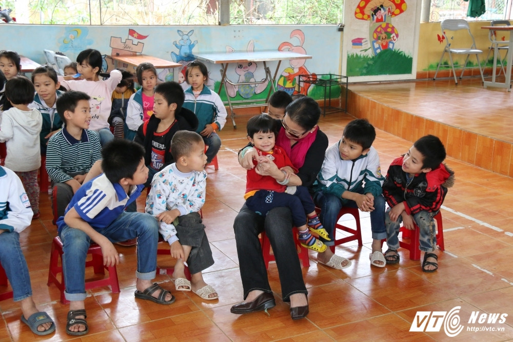 5- Cac chau be nghe ba Ke