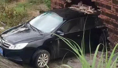 Có điều bí ẩn gì khiến ngôi nhà thờ họ bị ô tô đâm xuyên tường 4 lần - ảnh 1