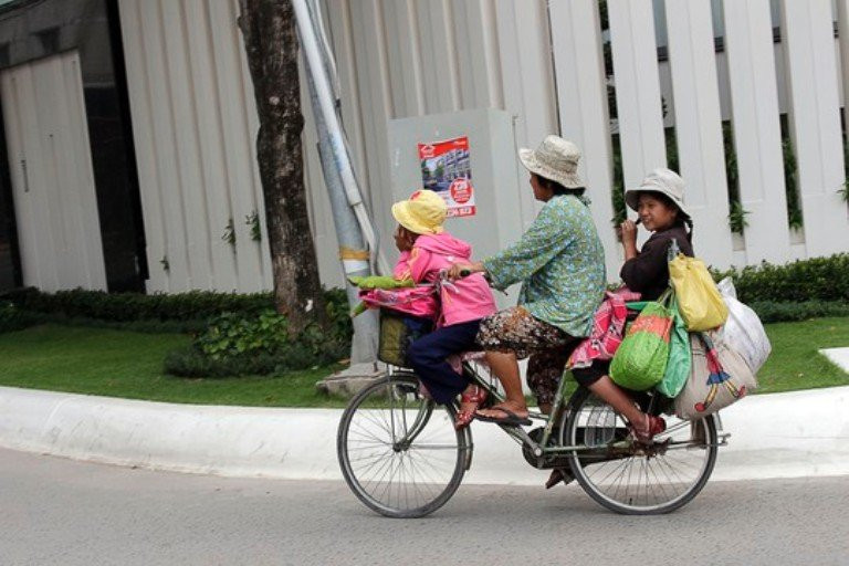 20150729-thuong-canh-me-dap-xe-50-km-dua-con-den-truong-cham-con-bai-nao-2 20