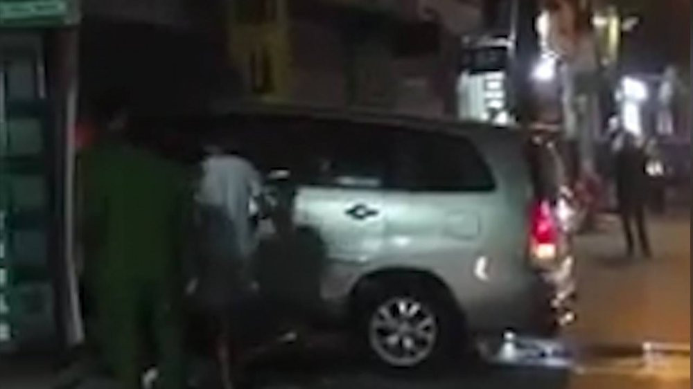 nua-dem-xe-hop-lay-da-ui-nat-cua-nha-hang-xom-1