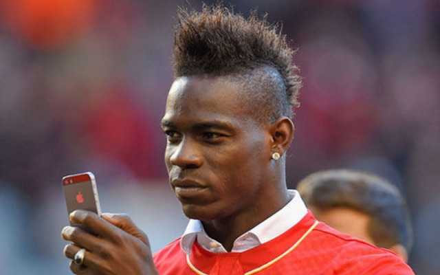 Mario-Balotelli-taking-photo-on-his-phone