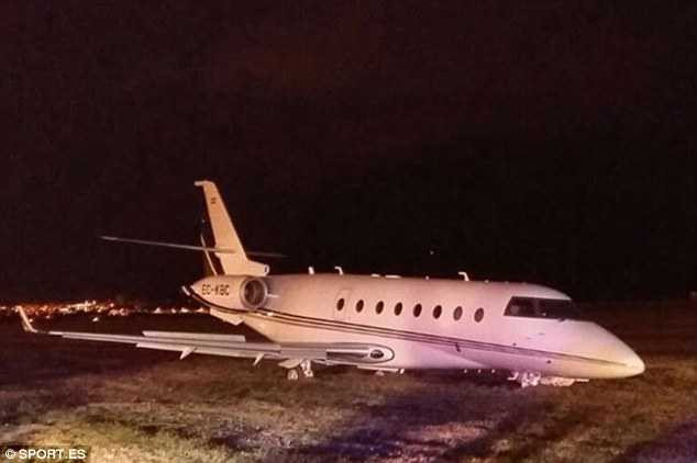 38EB534E00000578-3813709-The_plane_s_landing_gear_was_badly_damaged_and_the_runway_was_cl-a-52_1475158783392