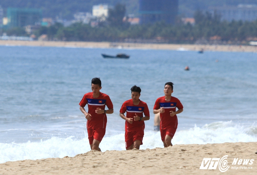 1-U20-viet-nam-chay-bien