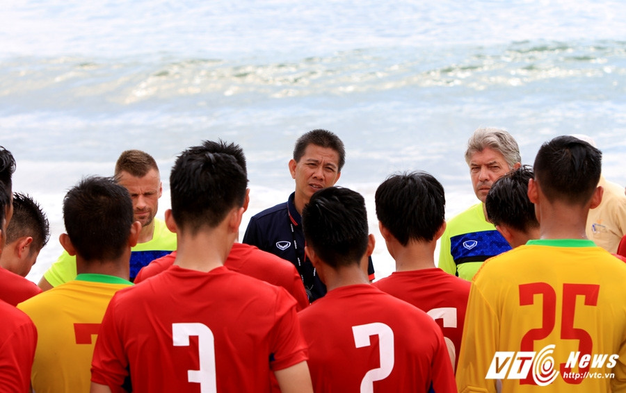 10-U20-viet-nam-chay-bien