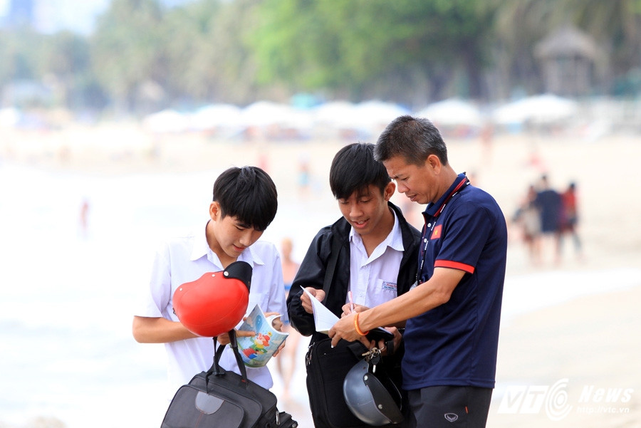 11-U20-viet-nam-chay-bien