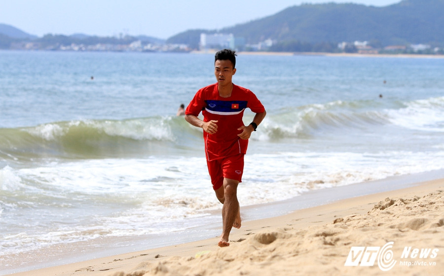 2-U20-viet-nam-chay-bien